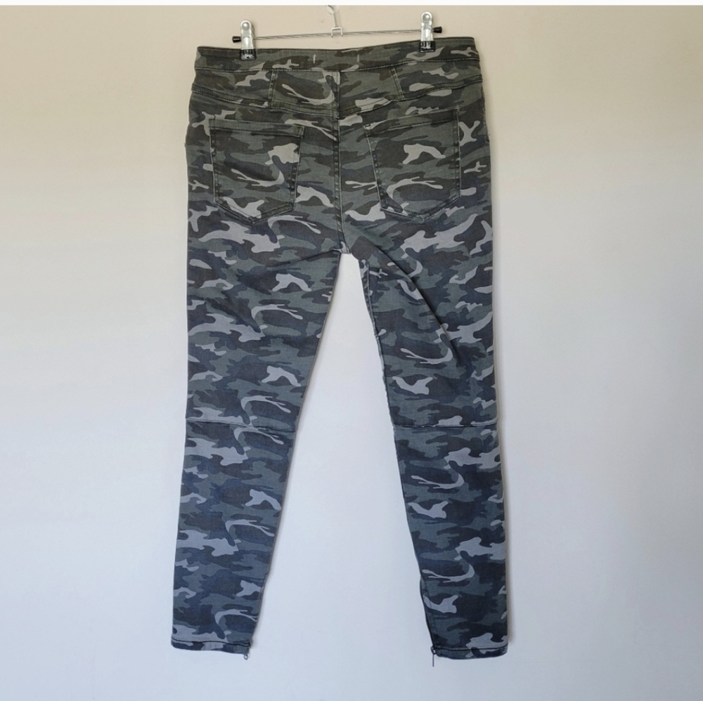 NWOT Free People, Lennon Green Camouflage  Skinny Jeans, Size 29